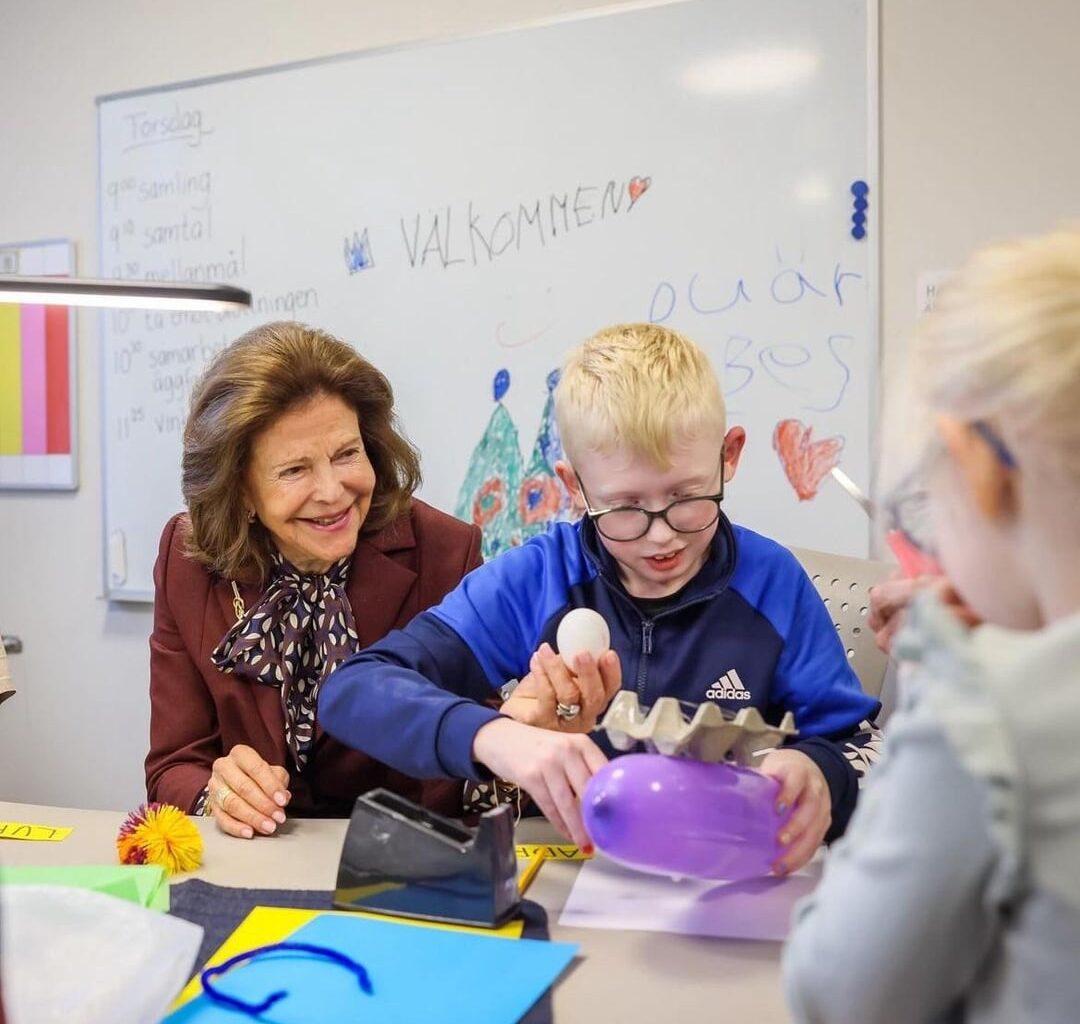 Queen Silvia of Sweden visited Ågrenska, a national competence center for rare diseases. She also participated in a mental health roundtable discussion at the University of Gothenburg