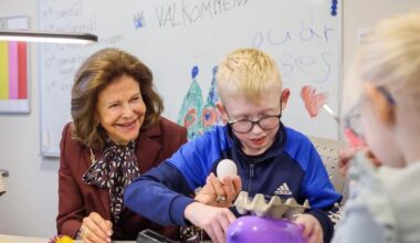 Queen Silvia of Sweden visited Ågrenska, a national competence center for rare diseases. She also participated in a mental health roundtable discussion at the University of Gothenburg