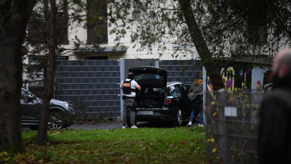 Die Polizei durchsucht die Schule. Bisher wurde keine verdächtige Person gefunden