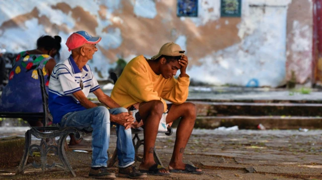 Cubanos esperando que se restablezca el servicio eléctrico.