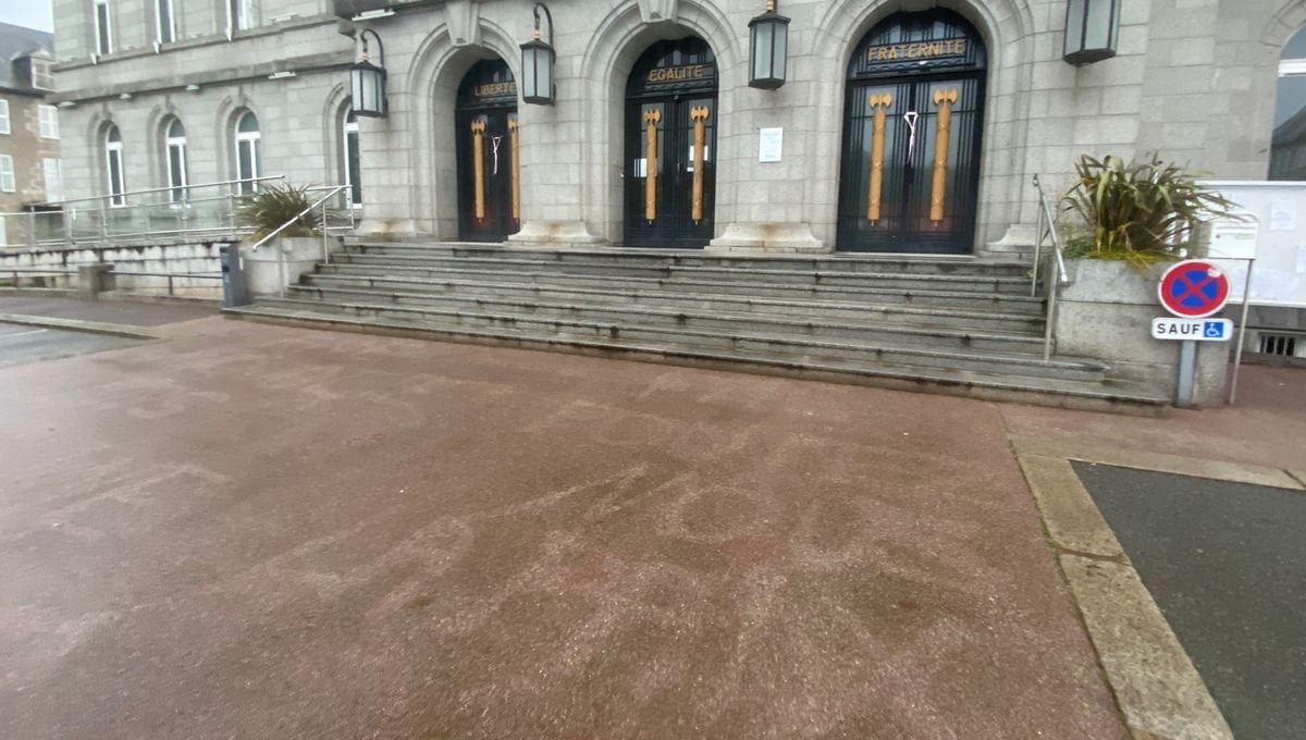 « FNE Foutez nous la paix » : des tags découverts devant la mairie de Guéret avant une conférence sur les pesticides