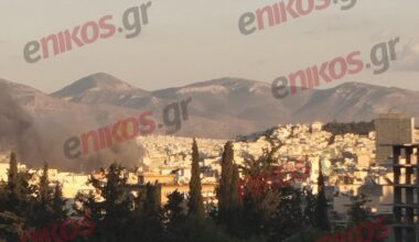 Φωτιά σε εγκαταλελειμμένο κτίριο στο κέντρο του Πειραιά - ΦΩΤΟ