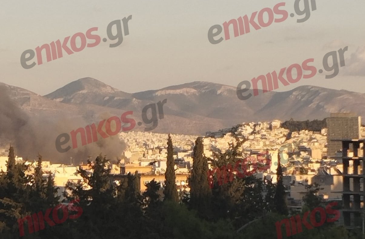 Φωτιά σε εγκαταλελειμμένο κτίριο στο κέντρο του Πειραιά - ΦΩΤΟ