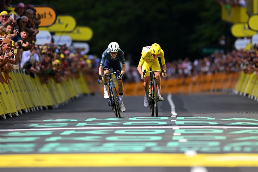 Jonas Vingegaard et Tadej Pogacar au coude-à-coude pour remporter la 11e étape du Tour de France 2024, le 10 juillet 2024 à Le Lioran, France.