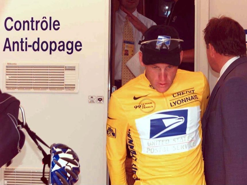 Lance Armstrong sort d’un contrôle antidopage lors du Tour de France 1999.