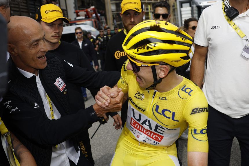 Mauro Gianetti et Tadej Pogacar célèbrent la victoire du Slovène sur la 14e étape du Tour de France 2024 le 13 juillet 2024 au Pla d’Adet.