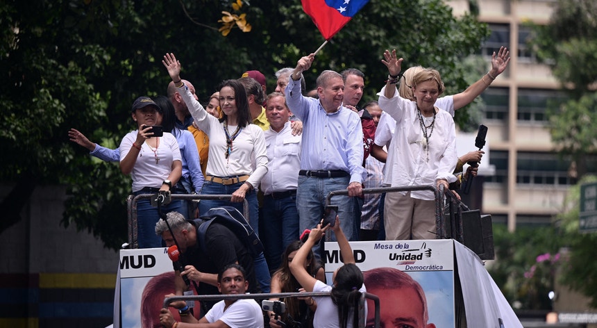 Corina Machado e Edmundo González. Prémio Sakharov entregue a opositores de Maduro