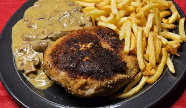 Homemade cordon bleu with mushroom cream sauce, with fries from the hot air fryer