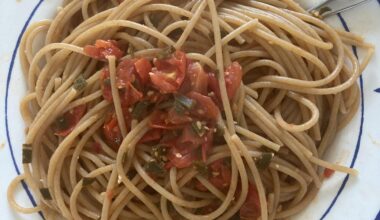 Spaghetti with a spicy buttersauce (tomatoes, chilis, sage & garlic)