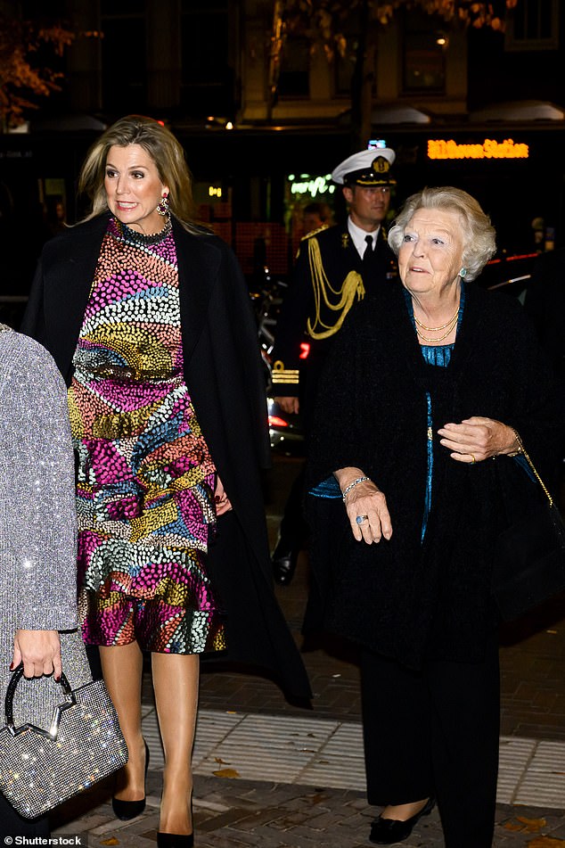 Both Máxima and Beatrix wore black coats to make their way into the music venue