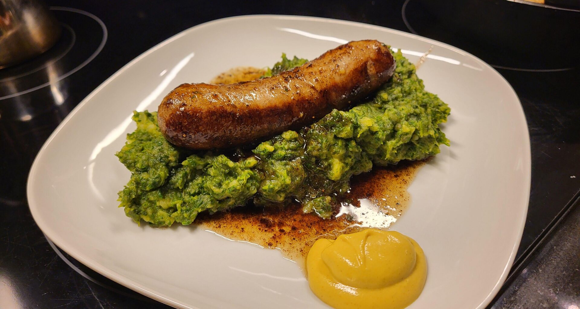 "Stoemp" d'épinard, saucisse de campagne, moutarde de Dijon