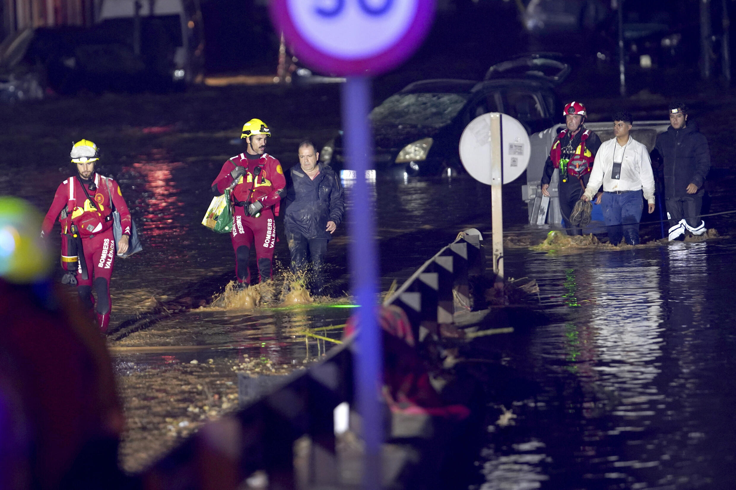 Los equipos de emergencia rescatan a los residentes que quedaron atrapados en sus casas tras las inundaciones en Valencia, el miércoles 30 de octubre de 2024. (AP Photo/Alberto Saiz)