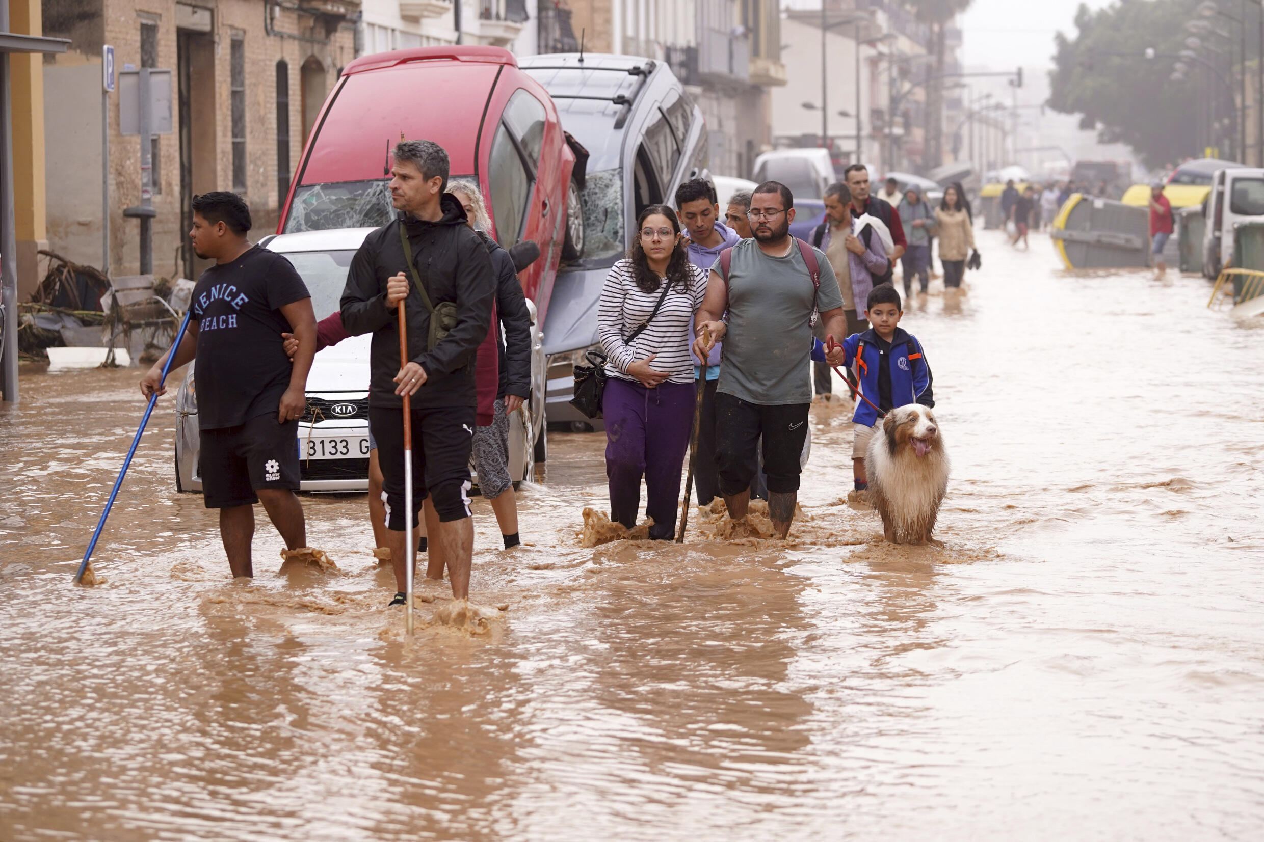 Varias personas caminan por las calles inundadas de Valencia, España, el miércoles 30 de octubre de 2024.