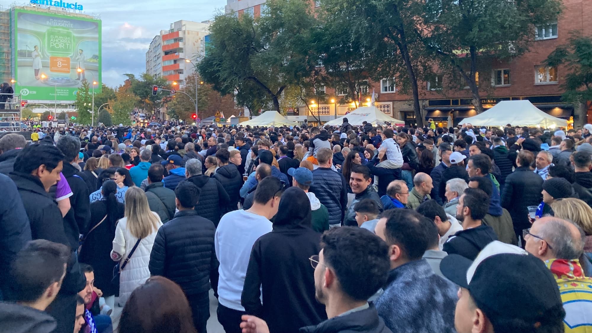 Des supporteurs du Real Madrid avant le Clasico, le 26 octobre 2024