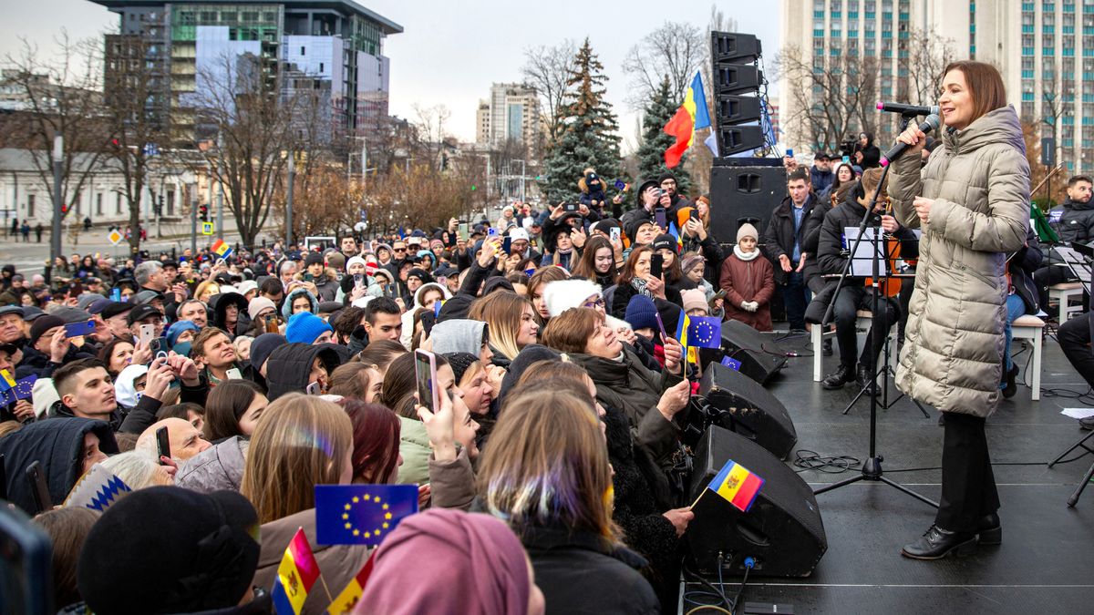 Moldova backs joining EU in close vote marred by Russia