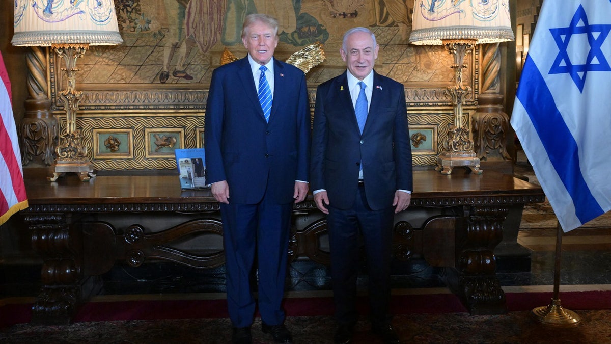 Donald Trump poses for a photo with Israeli Prime Minister Benjamin Netanyahu