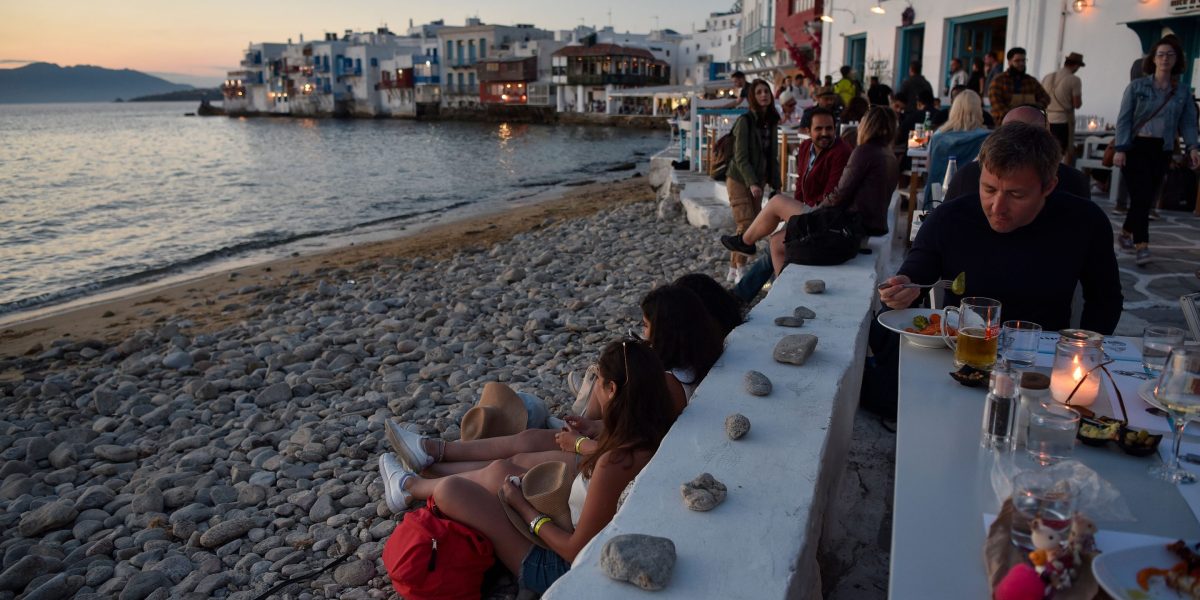 Tourism revenue drops in Greece despite sharp summer tourism crunch