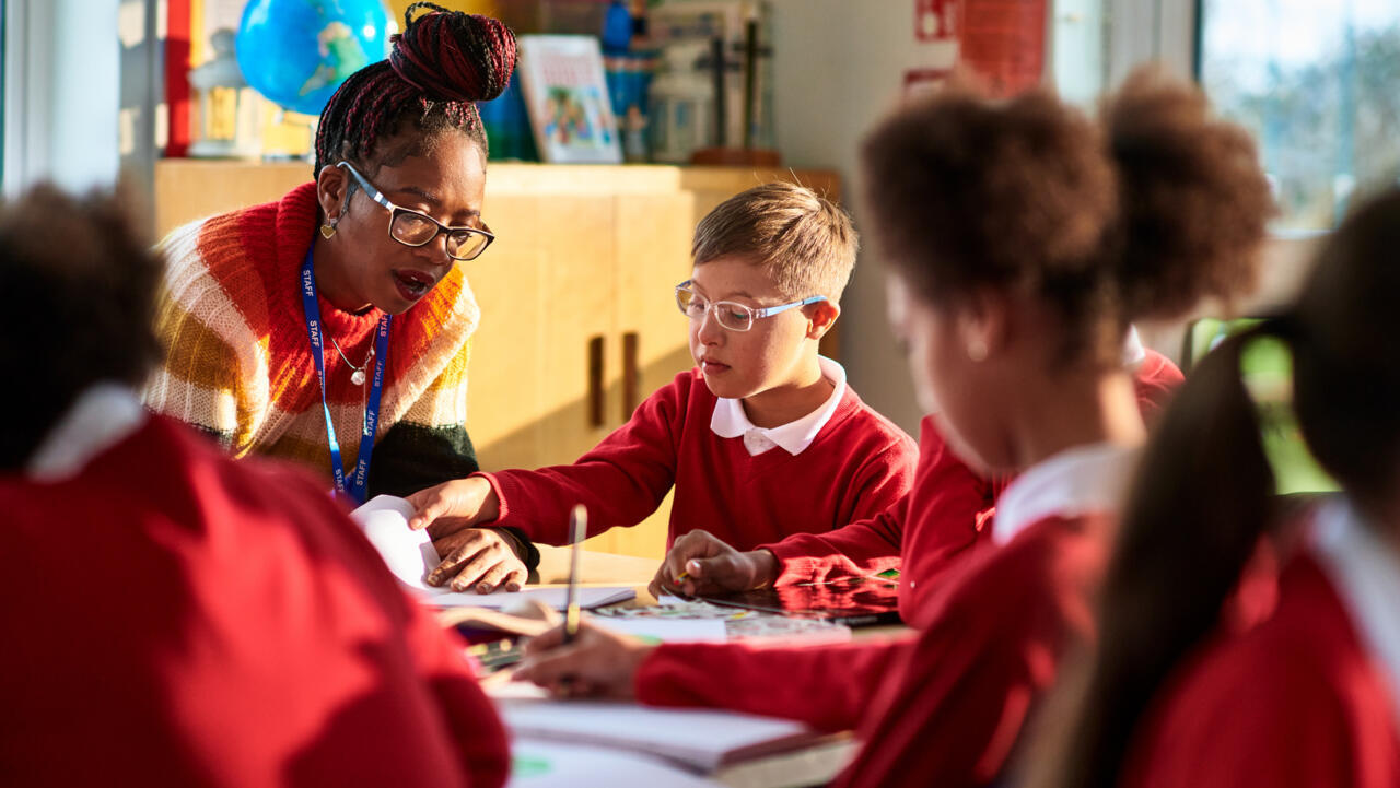 En France, l'école inclusive craque face au manque de moyens