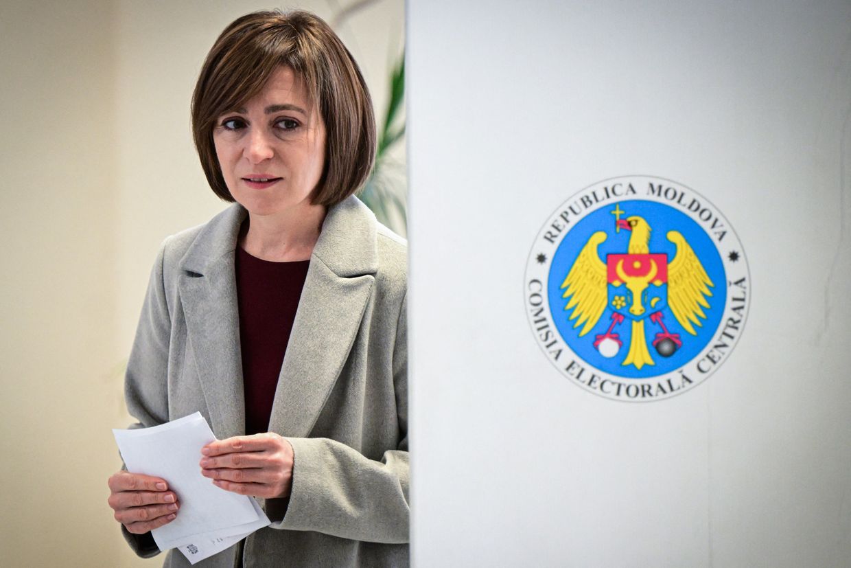  Moldovan President and PAS candidate Maia Sandu casts her vote in the election and EU referendum in Chisinau on Oct. 20, 2024.