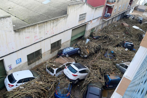 Una fotografía tomada en Picanya, cerca de Valencia, este de España, el 30 de octubre de 2024, muestra coches amontonados en una calle después de las inundaciones. (Foto de José Jordán / AFP).