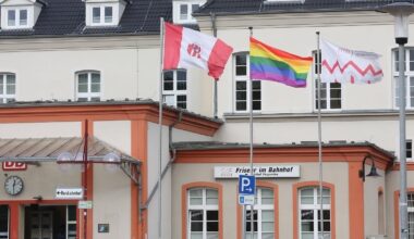 Stadtvertretung verbietet Regenbogenfahne am Bahnhof – schwuler OB tritt zurück