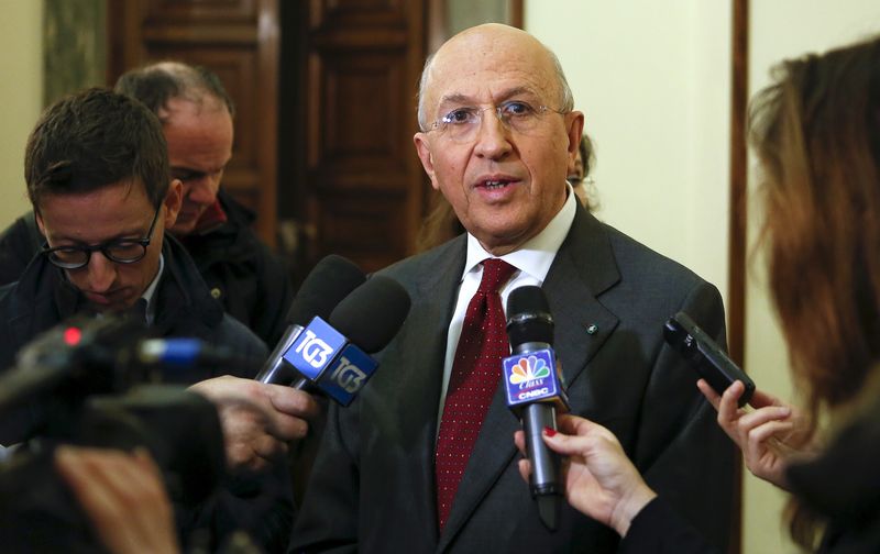 © Reuters. FILE PHOTO: President of ABI (Italian Banking Association) Antonio Patuelli answers to reporters questions in Rome, Italy January 20, 2016. REUTERS/Remo Casilli/File Photo