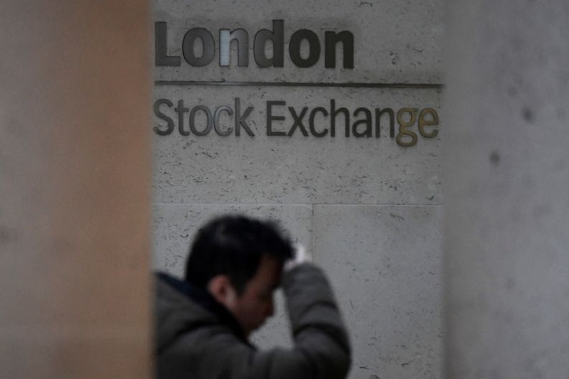 &copy; Reuters U.K. stocks lower at close of trade; Investing.com United Kingdom 100 down 0.64%