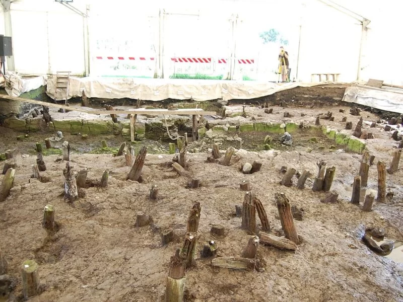 Lucone di Polpenazze, the Bronze Age pile-dwelling settlement that was preserved because a fire caused it to collapse into the lake