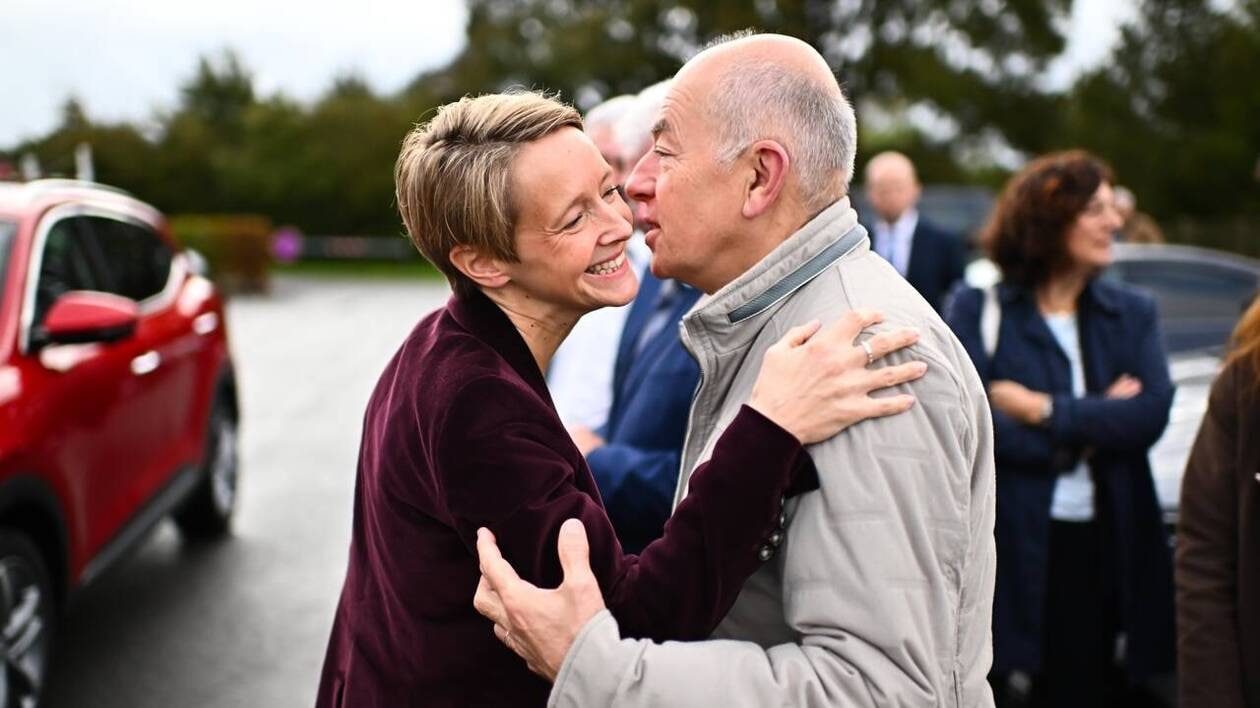 Laurence Garnier, secrétaire d’État à la Consommation, accueillie, avec le sourire malgré la discorde, par Michel Ménard, président conseil départemental de Loire-Atlantique, à l’assemblée générale des maires de Loire-Atlantique.