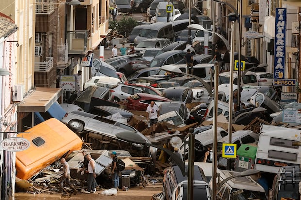 Vehículos amontonados en una calle tras las intensas lluvias de la fuerte dana que afecta en Picaña, Valencia, España. (EFE/Biel Aliño).