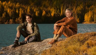 Deux hommes assis au bord d'un lac suisse.