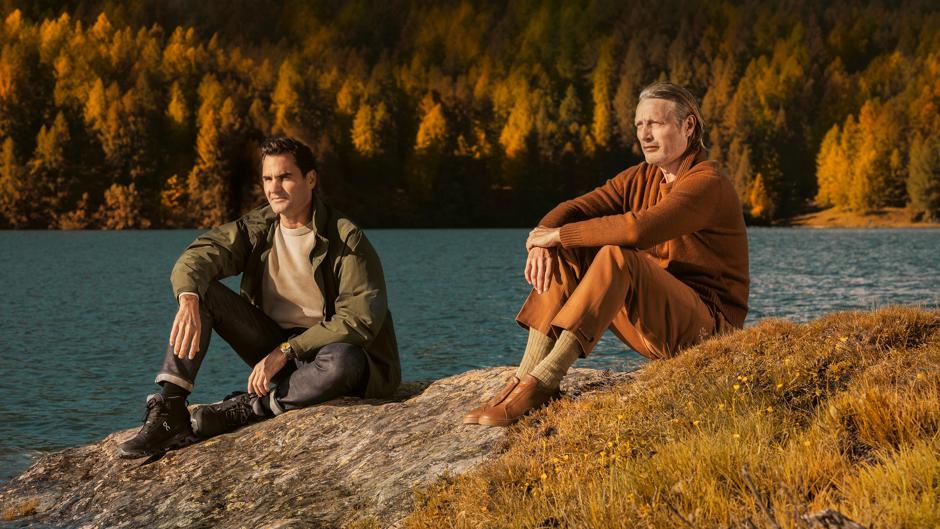 Deux hommes assis au bord d'un lac suisse.