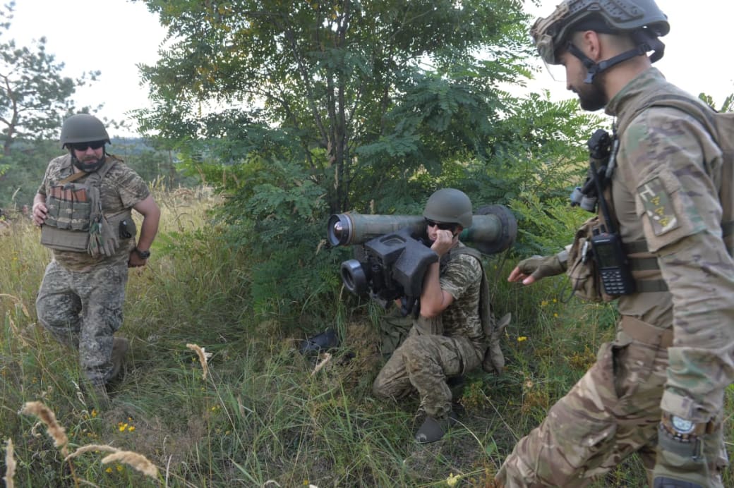 Ukrainische Soldaten nehmen an einer militärischen Ausbildung teil. Foto: Peter Druk/XinHua/dpa