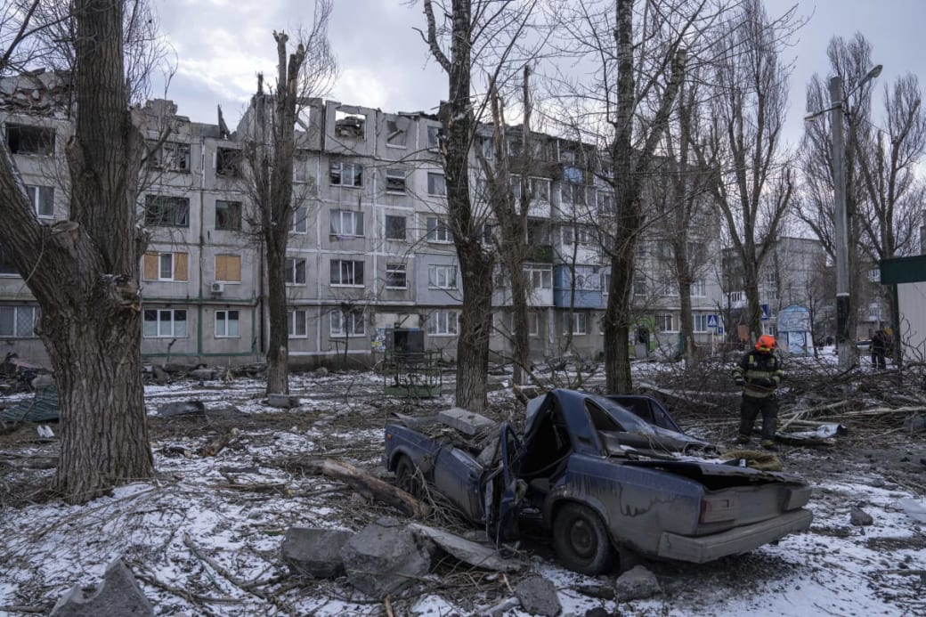 Ein Rettungsarbeiter räumt die Trümmer eines Wohnhauses weg, das durch eine Rakete zerstört wurde. Foto: Evgeniy Maloletka/AP/dpa