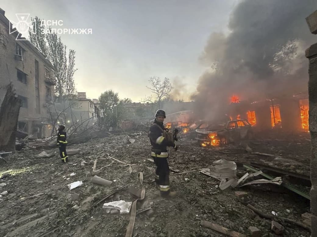 Auf diesem vom ukrainischen Katastrophenschutz zur Verfügung gestellten Foto löschen Feuerwehrleute ein Feuer, nachdem Russland die Stadt in der Nacht zum 29.09. mit Lenkbomben angegriffen hat. Foto: ---/Ukrainian Emergency Service/AP/dpa