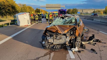 Ein schwerer Unfall mit einem Toten und zwei Verletzten hat sich auf der A14 bei Schkeuditz ereignet. Polizei, Feuerwehr und Rettungskräfte sind im Einsatz gewesen.