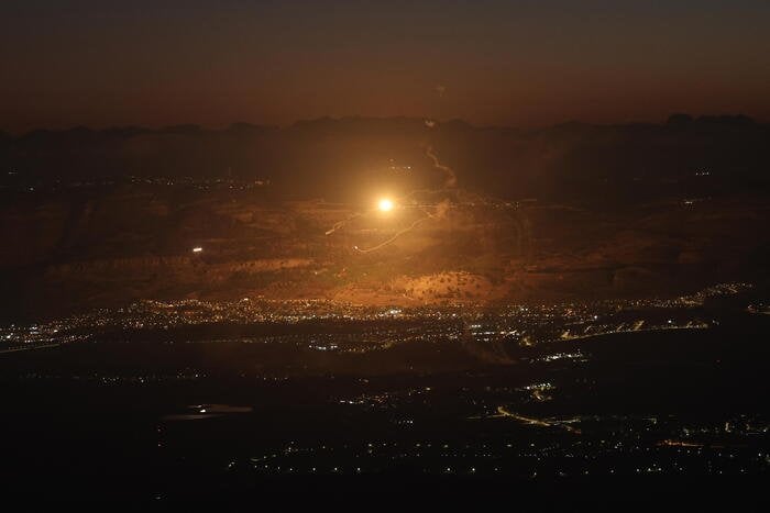 Iniziato l'attacco di Israele contro l'Iran, esplosioni in diverse aree del paese, inclusa Teheran.