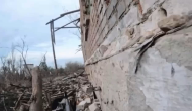 compilation of small clips from a Ukrainian solider fighting in Toretsk