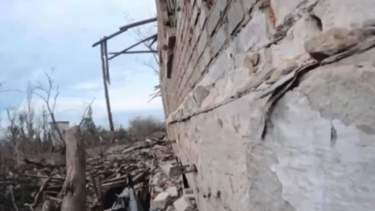 compilation of small clips from a Ukrainian solider fighting in Toretsk