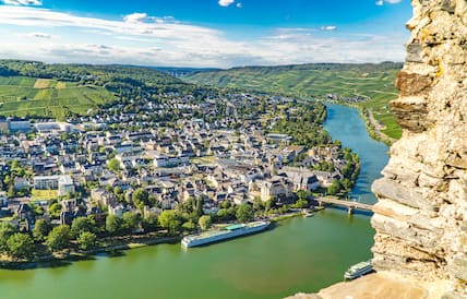 Von der Burg Landshut aus hast du einen tollen Ausblick auf die Kleinstadt Bernkastel-Kues und ins Moseltal.