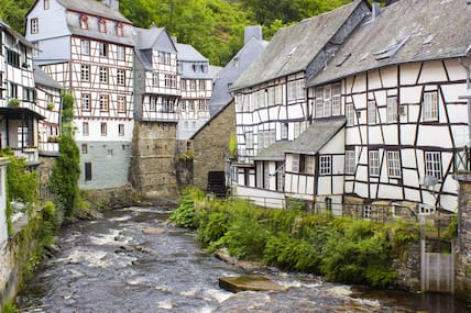 Monschau in Nordrhein-Westfalen ist für seine Fachwerkhäuser bekannt.