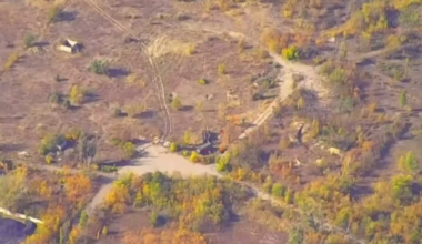 Ukrainian drone footage of an attack on a Russian 2S7 "Pion"  203-mm self-propelled cannon using cluster munitions.