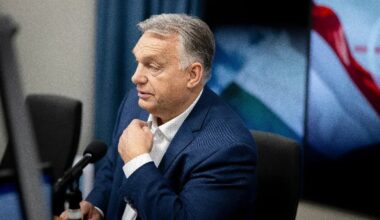 Orbán Viktor a grúz kormánypárt vitatott győzelme után, egy ellenzéki tüntetés alatt utazik Grúziába