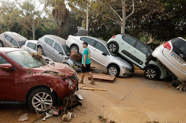 Estado en el que se encuentran varios vehículos por las intensas lluvias de la fuerte dana que afecta especialmente el sur y el este de la península ibérica, este miércoles en Picaña, Valencia. (EFE/Biel Aliño).