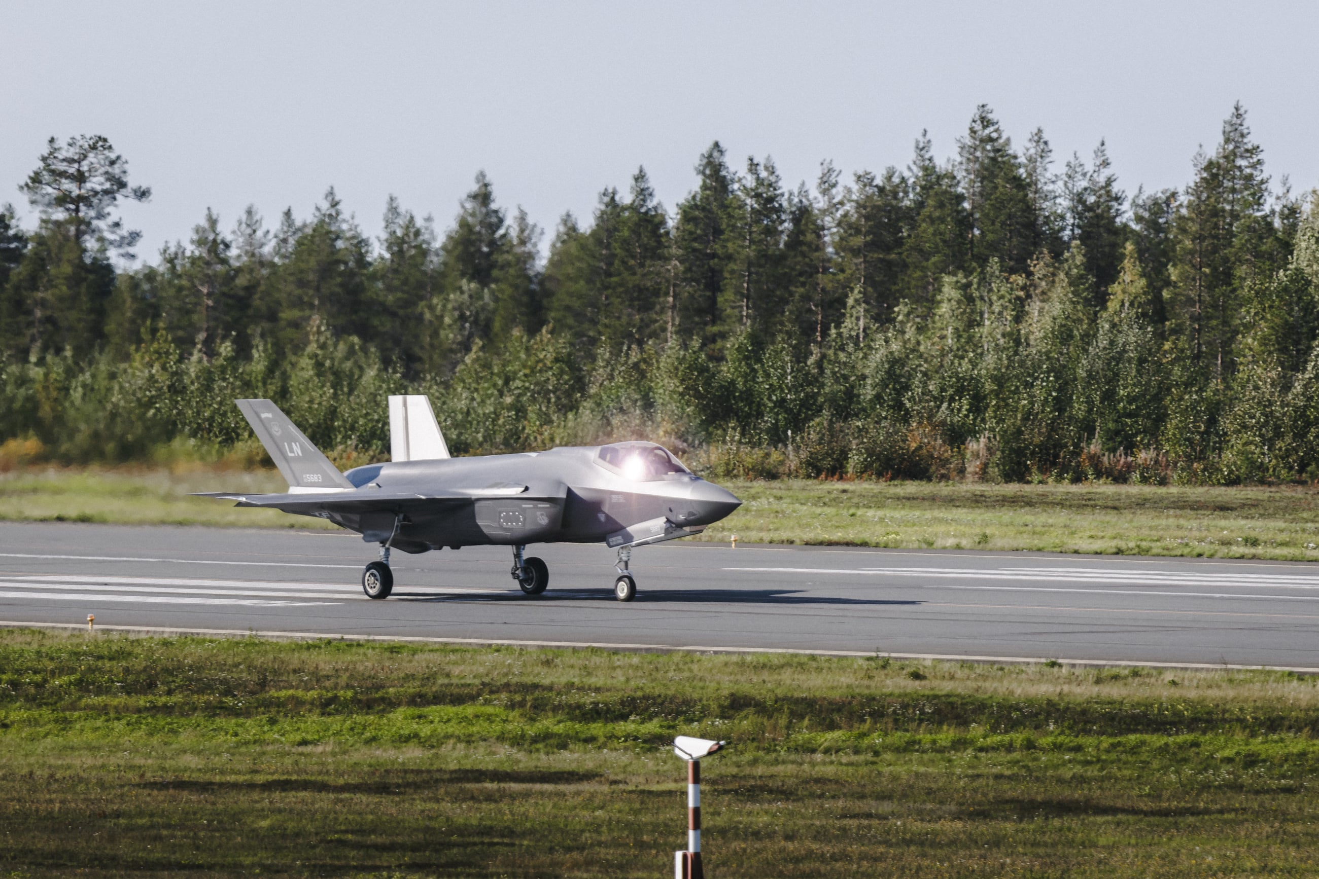 Suomen tuleviin F-35 -hävittäjiin on jälleen sovittu uudenlaisten ohjusten hankinnasta. Arkistokuva.