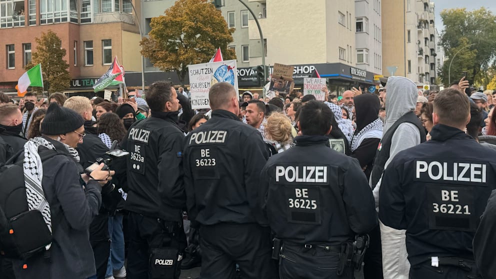 Die Demonstration in der Kantstraße ist einem Polizeiführer zufolge eine „neue Eskalation der Gewalt“