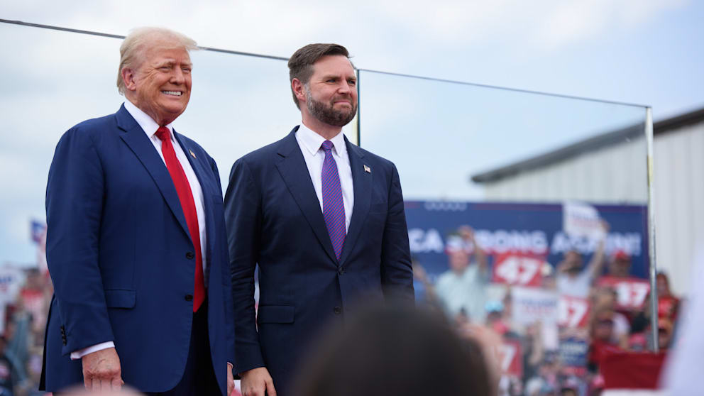 Donald Trump und sein möglicher Vize J.D. Vance bei einer Wahlkampfkundgebung in North Carolina