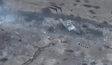 Drone footage of an attacking Ukrainian M2A2 Bradley, later deploying infantry soldiers to storm a Russian position in the Pokrovsk area. Donetsk Oblast.