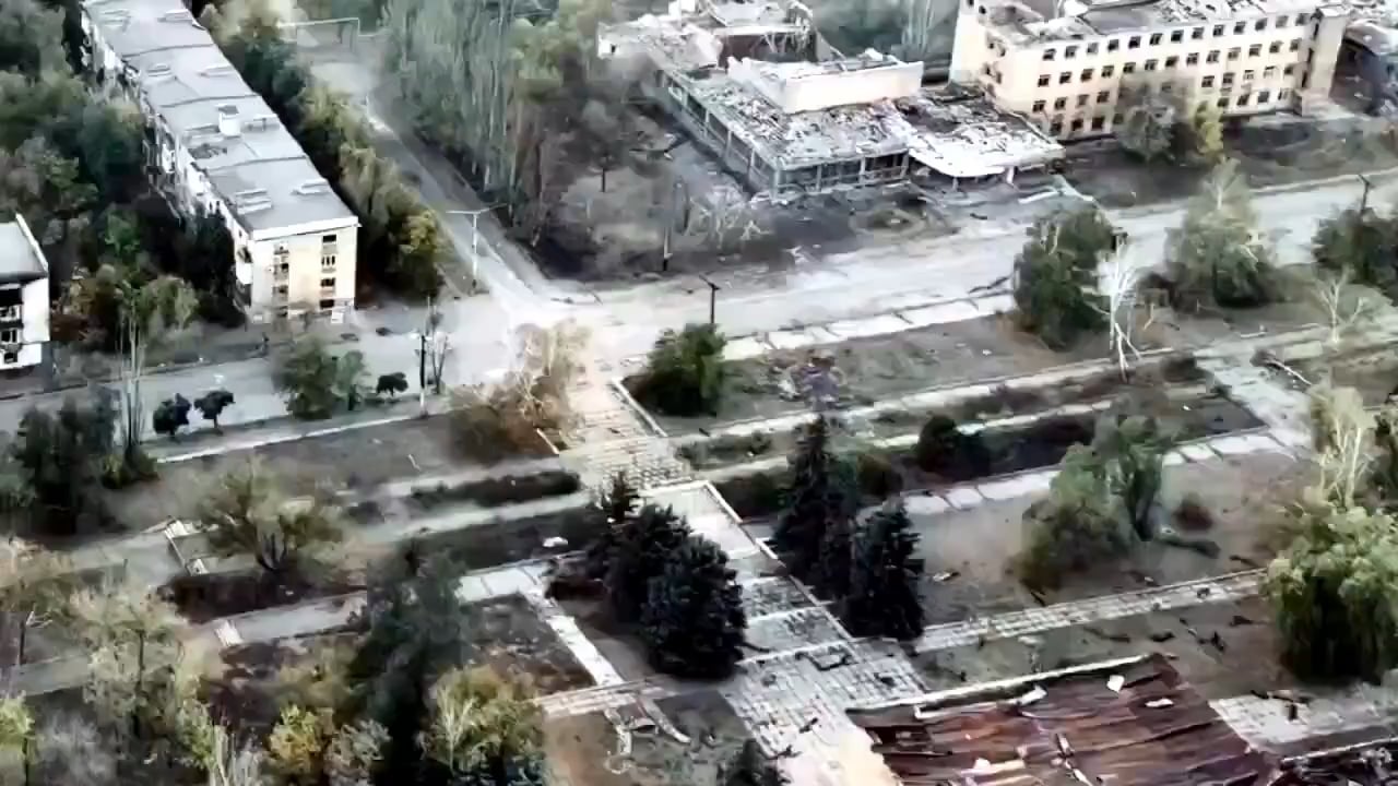 Ukrainians assault and demolish building