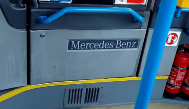 Buszsofőr kétkézzel telefonozik vezetés közben